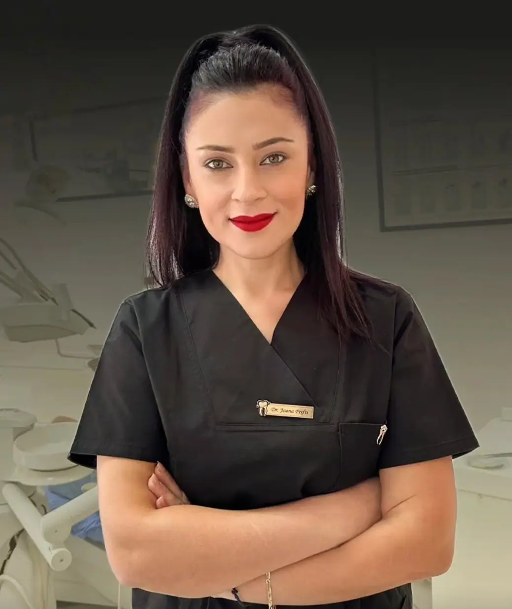Dr. Joana Prifti, me flokë të errët, në klinikën Diamanti Elite