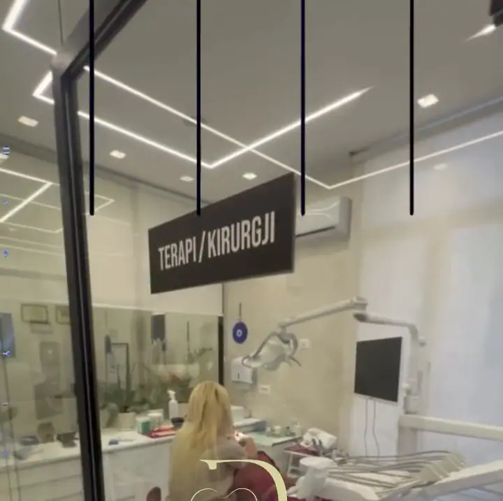 Ndarje xhami me korniza të zeza në klinikë