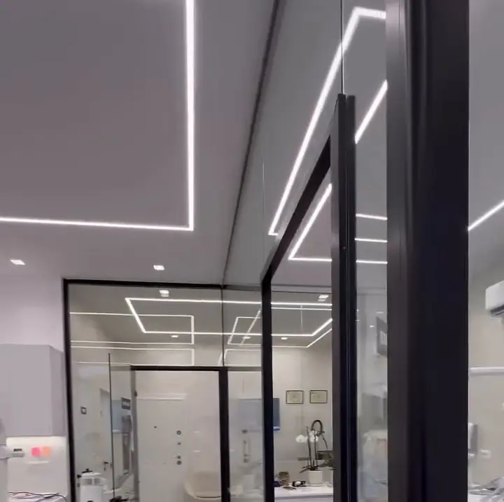 Tavani me linja drite LED në klinikë