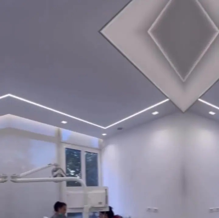 Një nga dhomat e trajtimit, e ndritshme dhe e bardhë