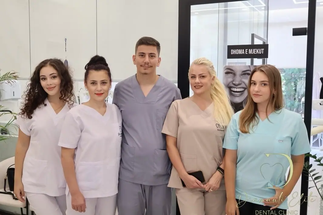 Dr. Sonila dhe Dr. Joana Prifti me ekipin e klinikës