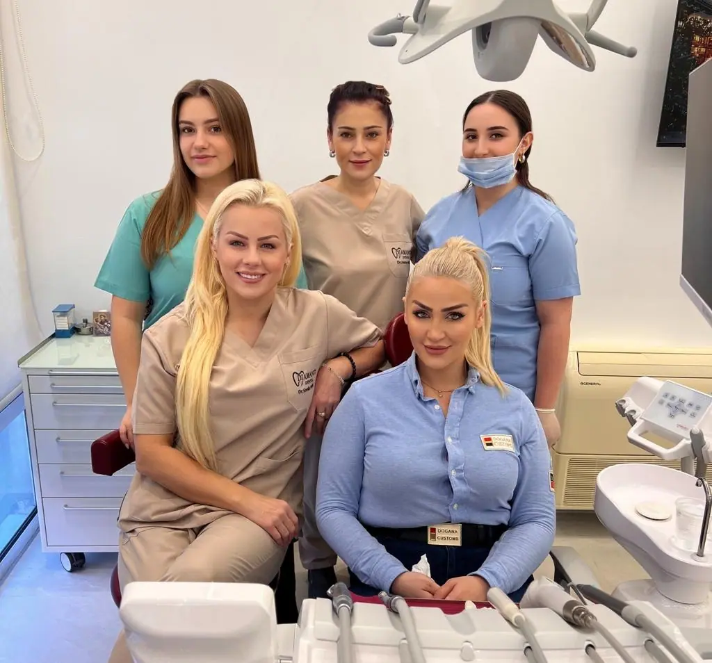 Doktoreshat dhe asistentet pranë karriges dentare